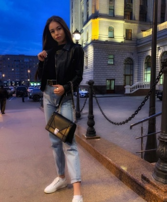 Я твоя мечта, нежна и страстна, обладательница сладкого голоса и утонченных форм. Моя кожа нежна как шелк, коснуться её - настоящее наслаждение. Со мной ты узнаешь, что такое истинная страсть и наслаждение, а каждая встреча станет особым событием, наполненным самыми запретными фантазиями. Моими услугами я неоднократно подарила незабываемые моменты счастья и наслаждения мужчинам в моих объятиях. Фотографии мои 💯, а отзывы только самые положительные. Дискретность обеспечена. Жду встречи с тобой, ласковый и щедрый джентльмен 😉 Дуня